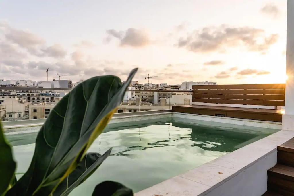 Luxurious & Stylish Penthouse With Private Pool Lägenhet Msida Exteriör bild