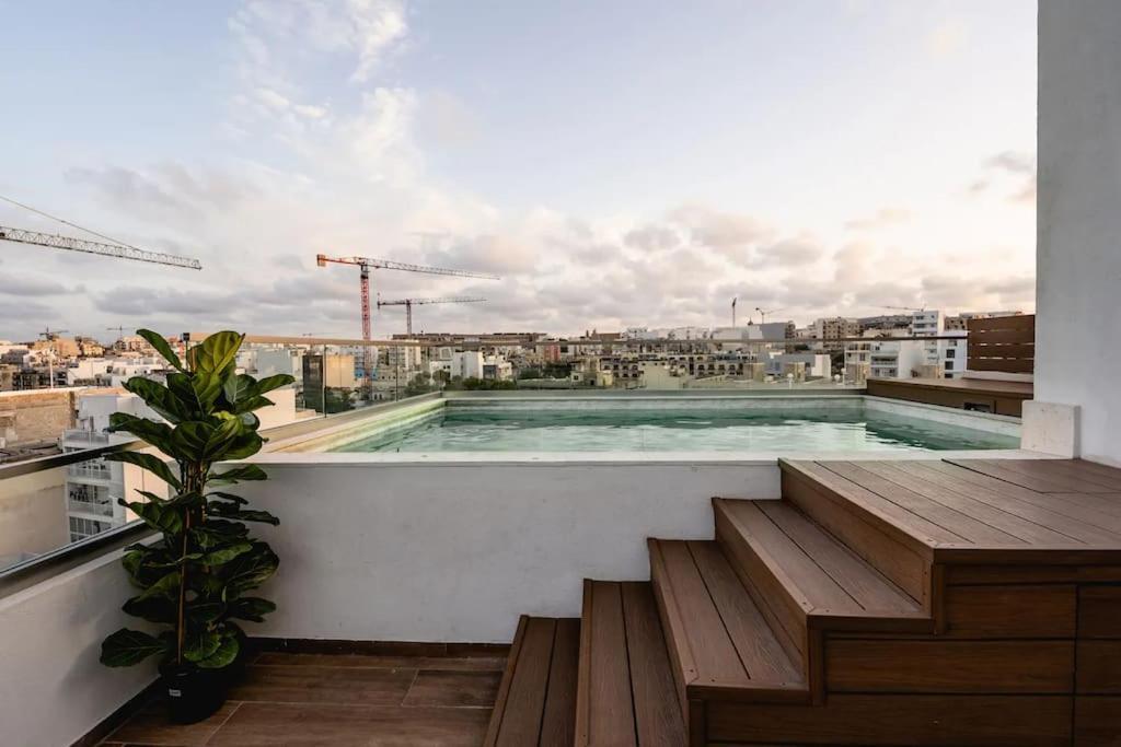 Luxurious & Stylish Penthouse With Private Pool Lägenhet Msida Exteriör bild