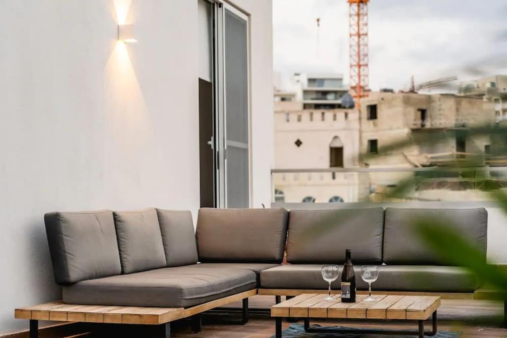 Luxurious & Stylish Penthouse With Private Pool Lägenhet Msida Exteriör bild